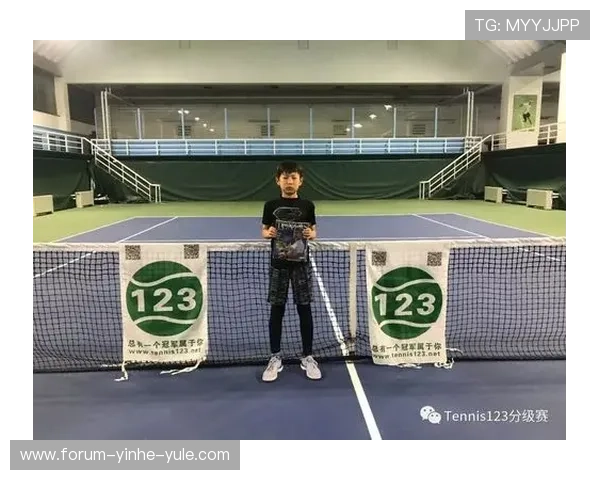 新生代与传奇交锋引爆赛场网球巡回赛精彩对决再掀热潮